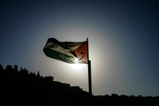 Jodanische Flagge im Gegenlicht in Amman