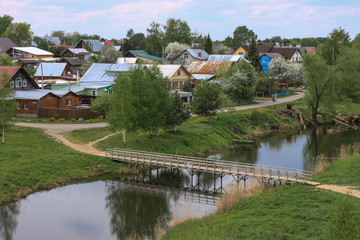 Fototapeta na wymiar Houses and Kamenka river in Suzdal, Russia