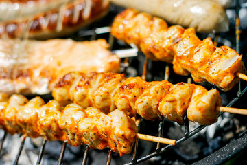 Würstchen und Fleisch auf dem Grill im Garten im Sommer