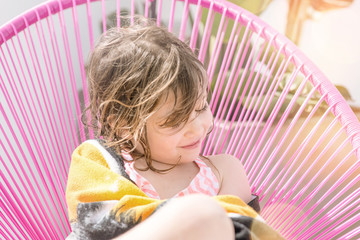 belle jeune fille après un bain dans la mer ou la piscine
