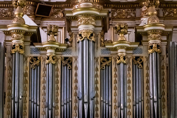 Obraz premium Tuyaux d'orgue dans une église