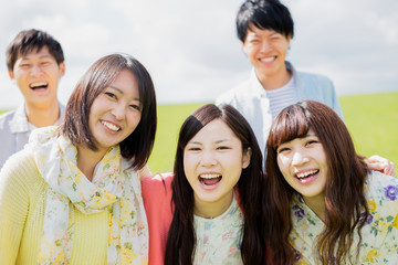 Fototapeta premium 草原で微笑む大学生