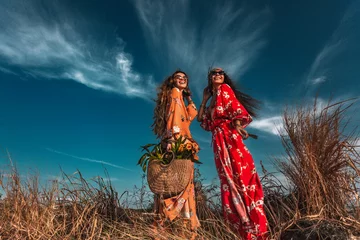 zwei wunderschöne stylische Boho-Modelle im Freien © zolotareva_elina