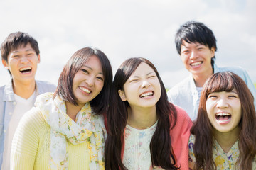 微笑む大学生
