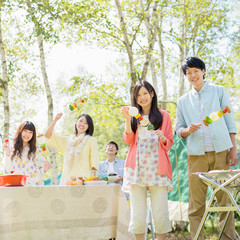 BBQの準備をする大学生