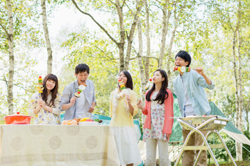  BBQの串を持ちはしゃぐ大学生