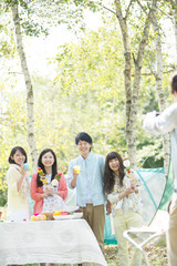 写真を撮る大学生