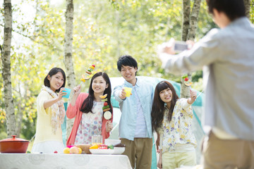 写真を撮る大学生