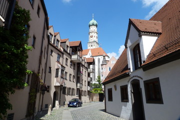 Alte Gasse in Augsburg mit Blick zum Kirchturm St. Ulrich und Afra
