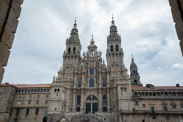 Fototapeta na wymiar Fachada del Obradoiro un dia nublado, Catedral de Santiago de Compostela. Galicia, España.