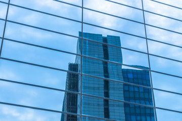 Obraz premium Reflection of architecture on modern office building