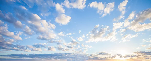 Poster Im Rahmen Blauer Himmel bewölkt Hintergrund, schöne Landschaft mit Wolken und orange Sonne am Himmel © millaf