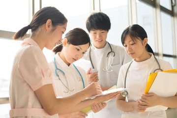 打合せをする看護師