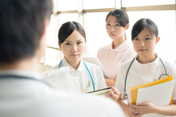 打合せをする看護師