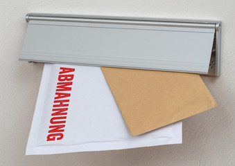 Briefumschlag mit dem Stempel Abmahnung