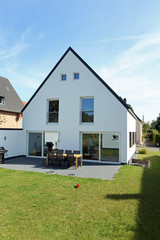 Fototapeta na wymiar Einfamilienhaus Terrase Fenster modern Architektur
