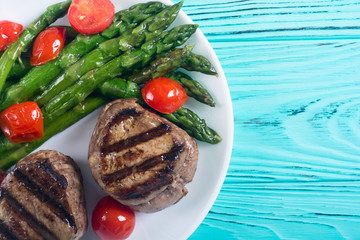 Grilled filet mignon with asparagus and tomatoes