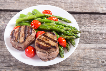 Grilled filet mignon with asparagus and tomatoes