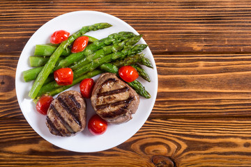 Grilled filet mignon with asparagus and tomatoes