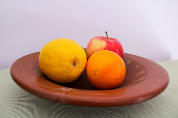 Frutta mista all’interno di un piatto di ceramica