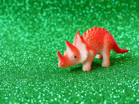 Dinosaurio de pl&aacute;stico