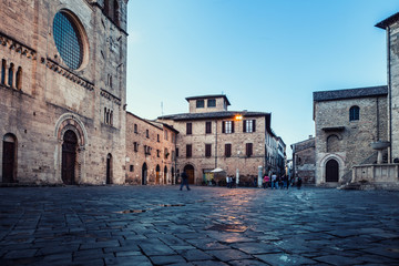 Borgo di Bevagna piazza Silvestri nel centro storico al tramonto