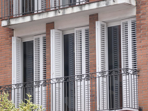 Ventanas y terraza de un edificio en el centro de la ciudad