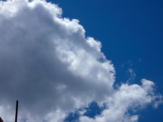 Nubes surcando un cielo de color azul intenso