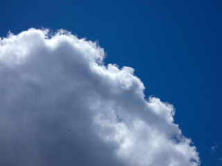 Nubes surcando un cielo de color azul intenso