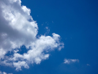 Nubes surcando un cielo de color azul intenso