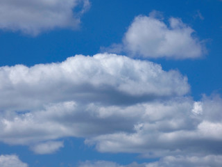 Nubes surcando un cielo de color azul intenso