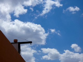 Nubes surcando un cielo de color azul intenso