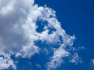 Nubes surcando un cielo de color azul intenso