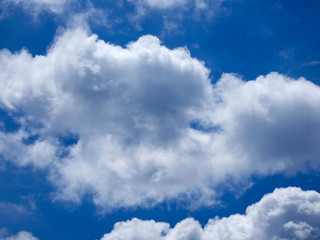 Nubes surcando el cielo azul
