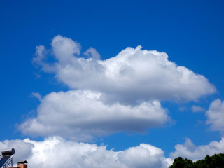 Nubes surcando el cielo azul