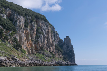 Fototapeta na wymiar acantilados y fortificaciones españolas vistas desde el mar