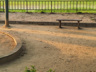 夕暮れの街中の公園