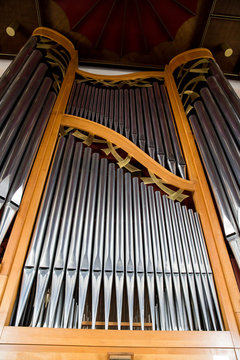Organ, keyboard instrument of more pipe divisions 