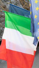 Drapeau italien, entouré de 2 drapeaux européens
