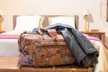 Valise et blouson prêts pour le départ en vacances, voyager faire ses valises