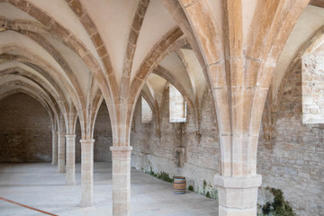 Caves historiques et un tonneau de vin dans l'abbaye de Cluny Saône et Loire, Bourgogne France Europe