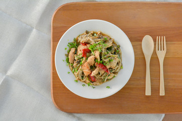 stir-fries mushroom and chicken