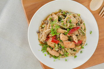 stir-fries mushroom and chicken