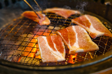 網の上で焼くジューシーな焼肉