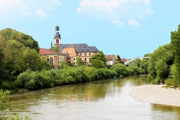 Fototapeta na wymiar Der Neckar bei Mannheim mit Schloss Seckenheim