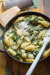 Spinach jumbo seashell pasta with parmesan and blue cheese 