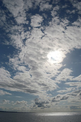 逆光が射す雲と海