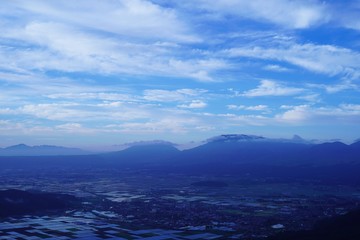 雲に覆われた早朝の阿蘇地方の風景