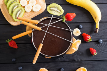 Chocolate fondue whith fruit and berries