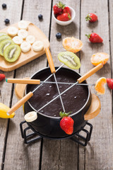 Chocolate fondue whith fruit and berries